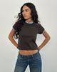 Immagine di Atenga Tee in marrone cioccolato con rilegatura blu chiaro