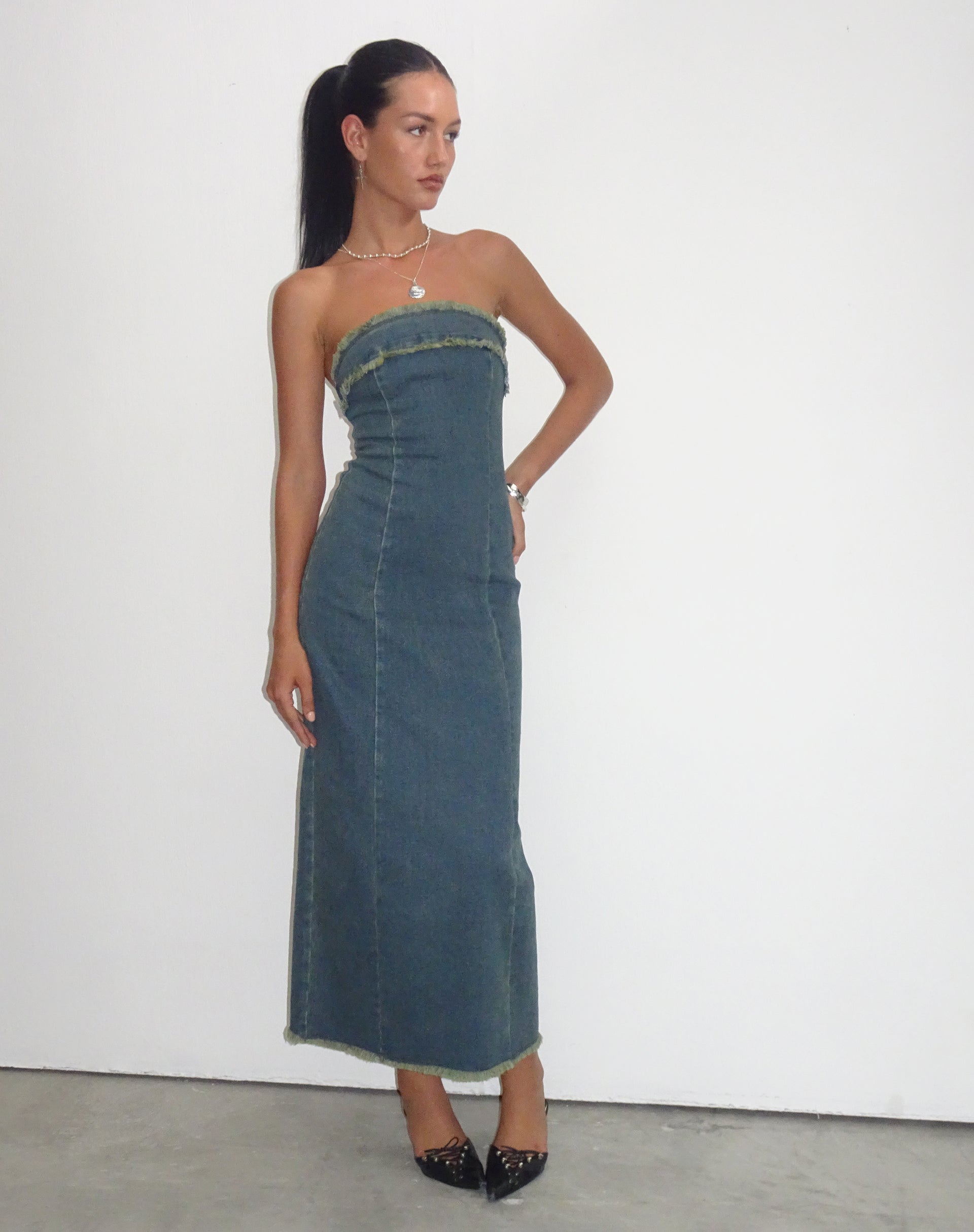 Immagine di Atun Denim Bandeau Maxi Dress in marrone blu lavaggio acido