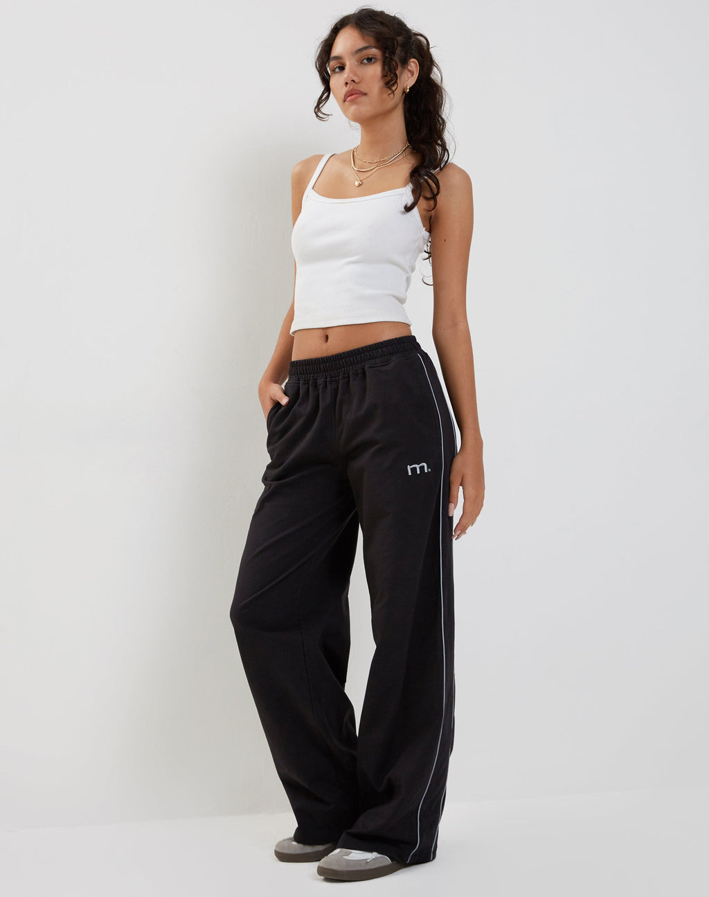 Jogger a gamba larga Benton in nero con profili grigio scuro e ricamo "M".