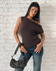 Immagine di Calyce Off Shoulder Top in morbida maglia marrone scuro