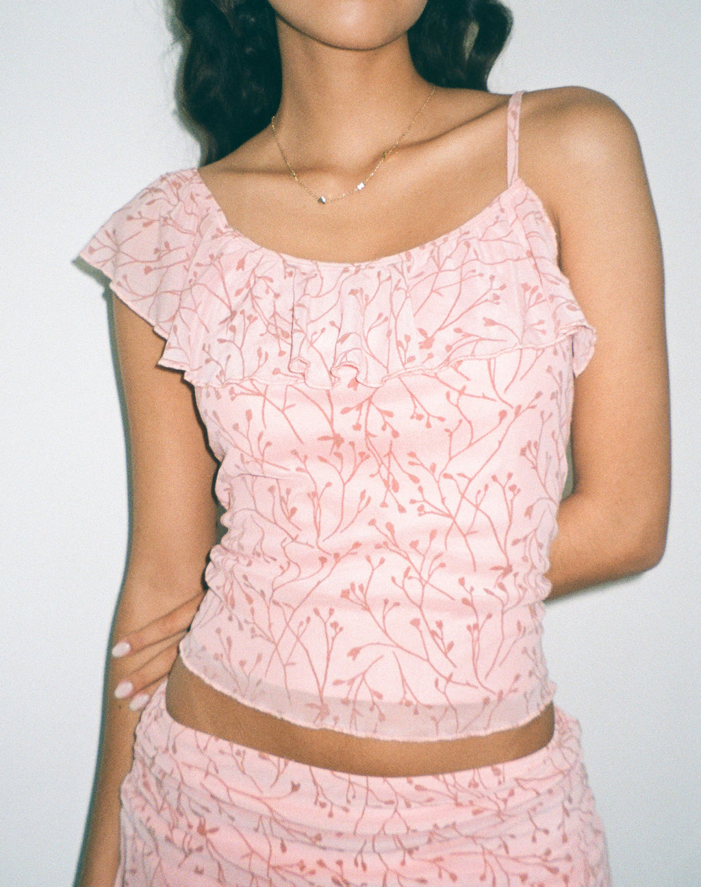 Chira - Top asimmetrico con cami in rosa ombra floreale