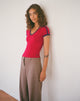 Immagine di Izolde Baby Tee in rosso adrenalinico con ricamo a M e bordo blu scuro