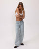 Immagine dei jeans paralleli a vita bassa con lavaggio blu chiaro anni '80