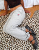 Immagine di Emiko Joggers oversize in marna grigia con stampa I Love 2010