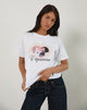 Immagine della t-shirt oversize Basic in bianco con stampa Capricorn Motel Pet