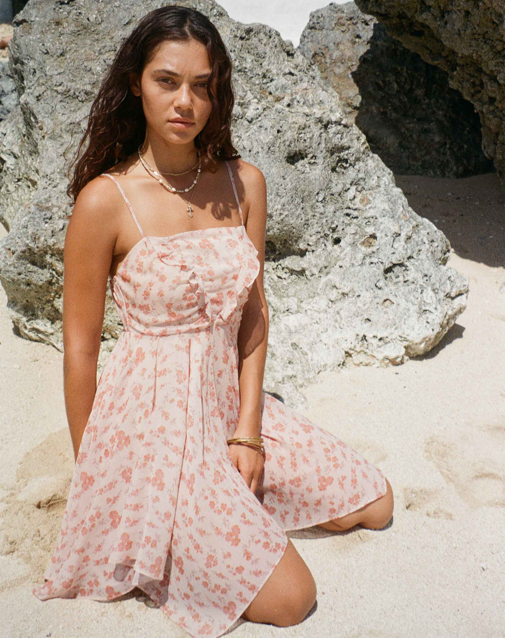 Mini abito in chiffon con balze di Raftar in fiore di ciliegio color pesca