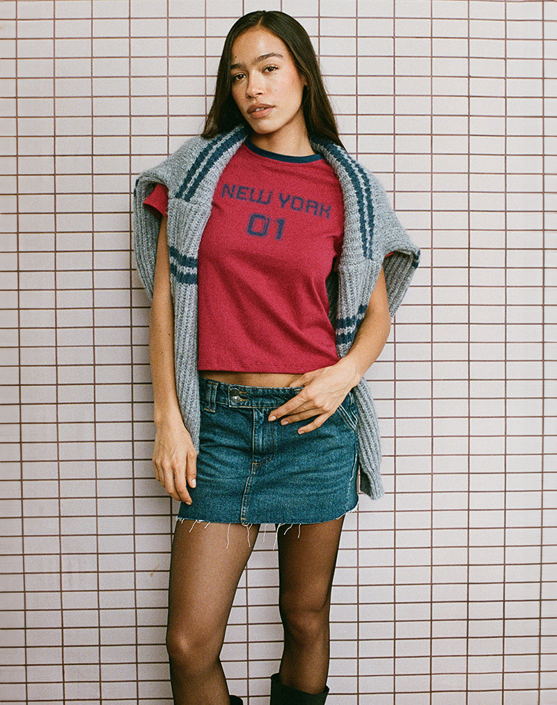 Top Sakha in rosso adrenalinico con stampa blu di New York