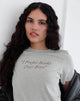 Immagine di Saki Tee in marna grigia con slogan "I Prefer Books Over Boys".