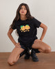 Immagine di Saki Tee in nero con stampa Squeeze Me arancione