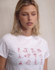 Immagine di Saki Tee in bianco con stampa di stelle rosse