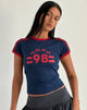 Immagine della Salda Tee in Navy con bordino rosso Adrenaline e scritta '98'.