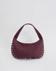 Immagine della borsa Slouch borchiata in borgogna
