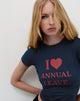 Immagine di Sutin Tee in navy con grafica rossa "I Love Annual Leave".