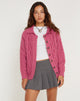immagine di Triny Cardi in maglia a cavi rosa
