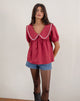 Immagine della blusa Viana in rosso adrenalinico con bordi bianchi