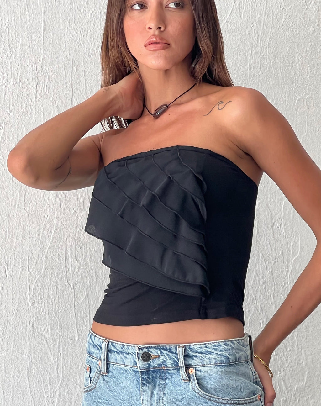 Top a fascia con volant Wayan in nero