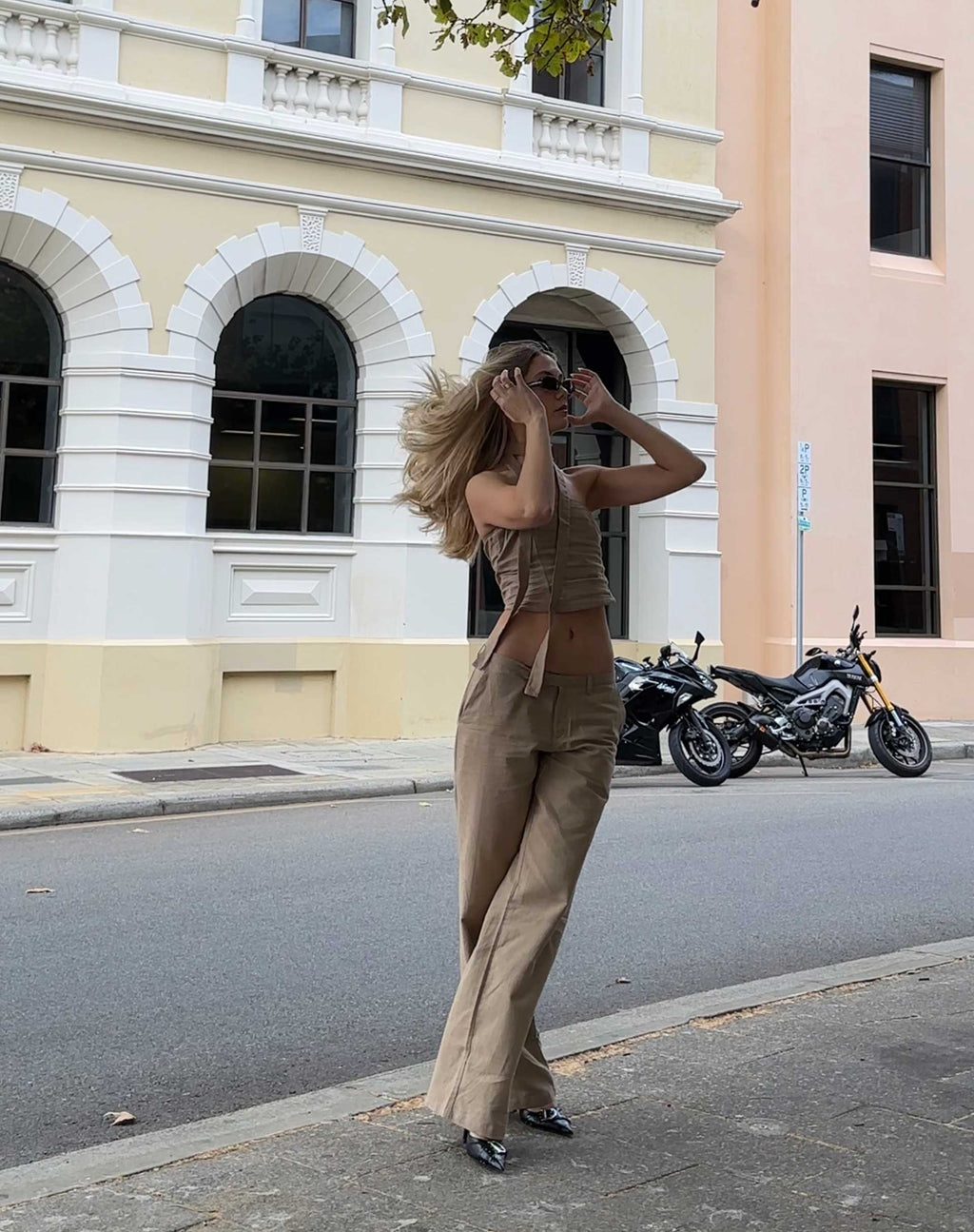 MOTEL X JACQUIE Pantaloni Jawi in grigio chiaro