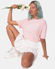 Immagine della t-shirt oversize di base in rosa con rose e testo rosso X Top Ragazza