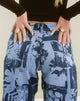 immagine di MOTEL X OLIVIA NEILL Jeans paralleli a vita bassa in collage fotografico blu