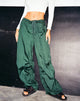immagine dei pantaloni Chute in verde bottiglia