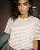 Immagine della t-shirt oversize in stile moderno e romantico