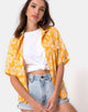 Immagine della camicia hawaiana in giallo floreale baciata dal sole