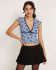 Immagine del top a rete Livi in blu chiaro e blu navy con floccatura botanica