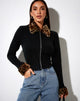 Immagine di Loria Cardi in nero con animale marrone