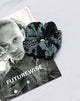 Immagine di XL Scrunchie in fiore di drago nero e menta