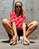 Immagine della t-shirt oversize Basic in rosso Don't Care con stampa integrale