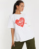 immagine della t-shirt oversize Basic in Motel Angel bianco