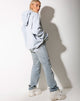 Immagine della felpa con cappuccio oversize in blu baby con ricamo di angeli al limone
