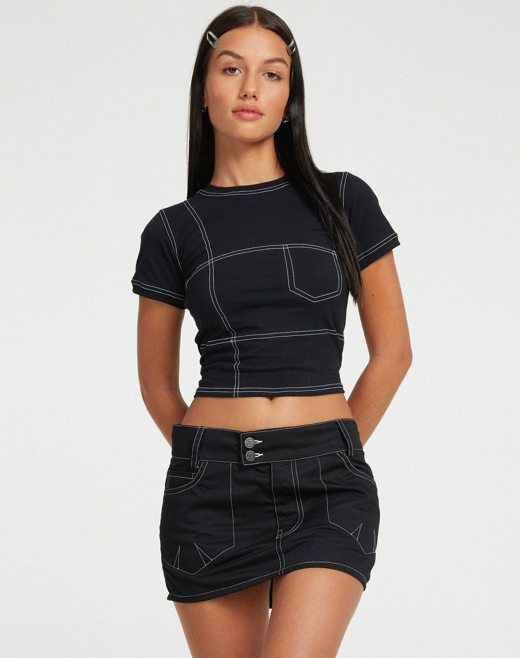Shyla Cropped Tee in nero con cuciture bianche