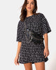 Immagine di Sunny Kiss Tee in nero con stampa Love At First Swipe
