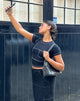 immagine di Shyla Cropped Tee in nero con cuciture bianche