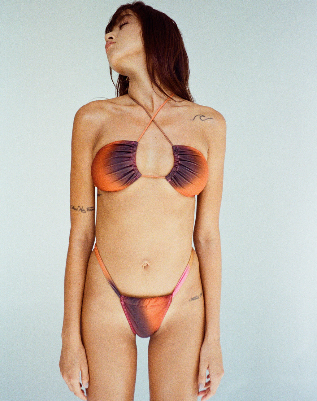 Bikini slip Nakeela in arancione e rosa solarizzato