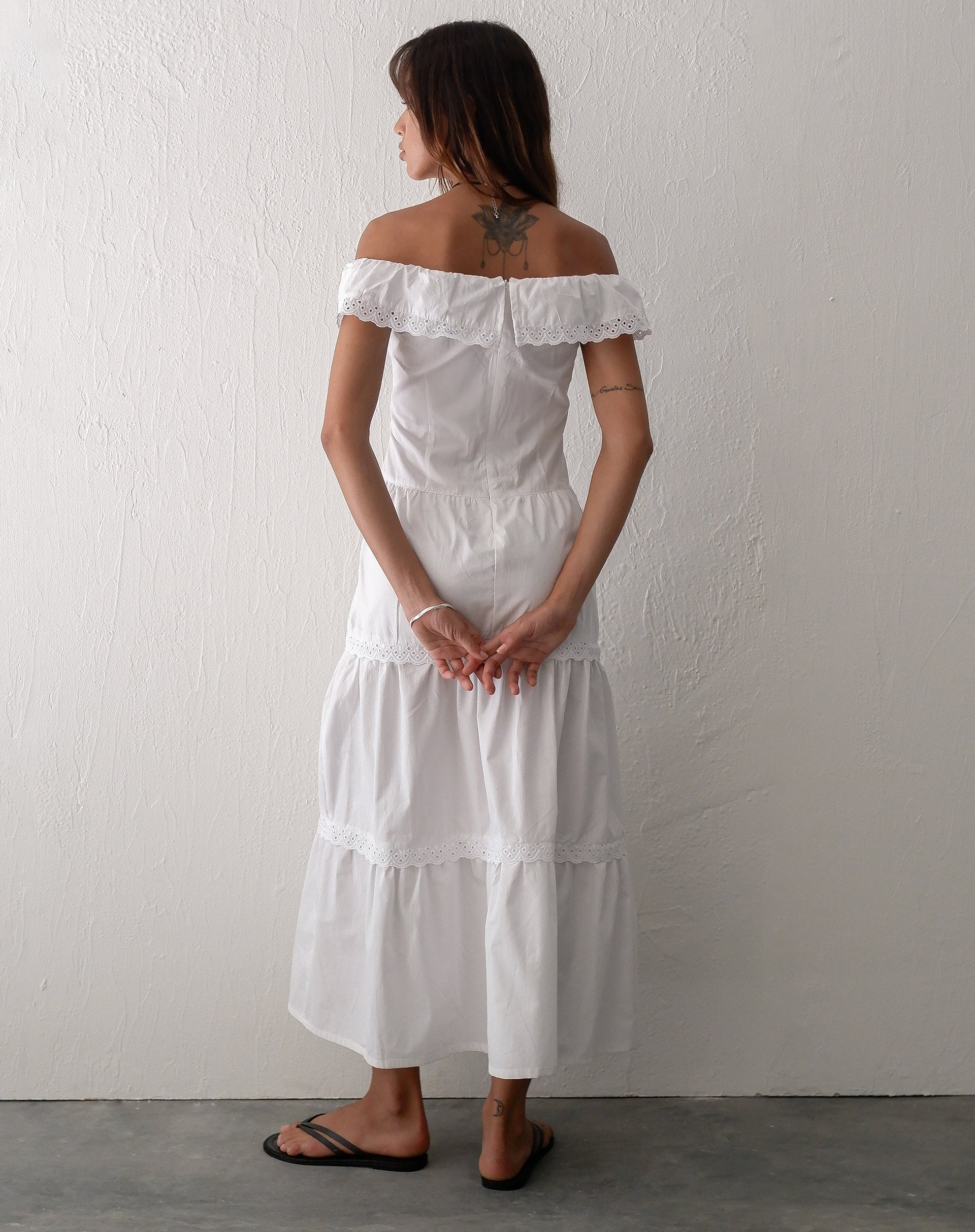 Immagine di Helpa Tiered Bardot Maxi Dress in Bianco