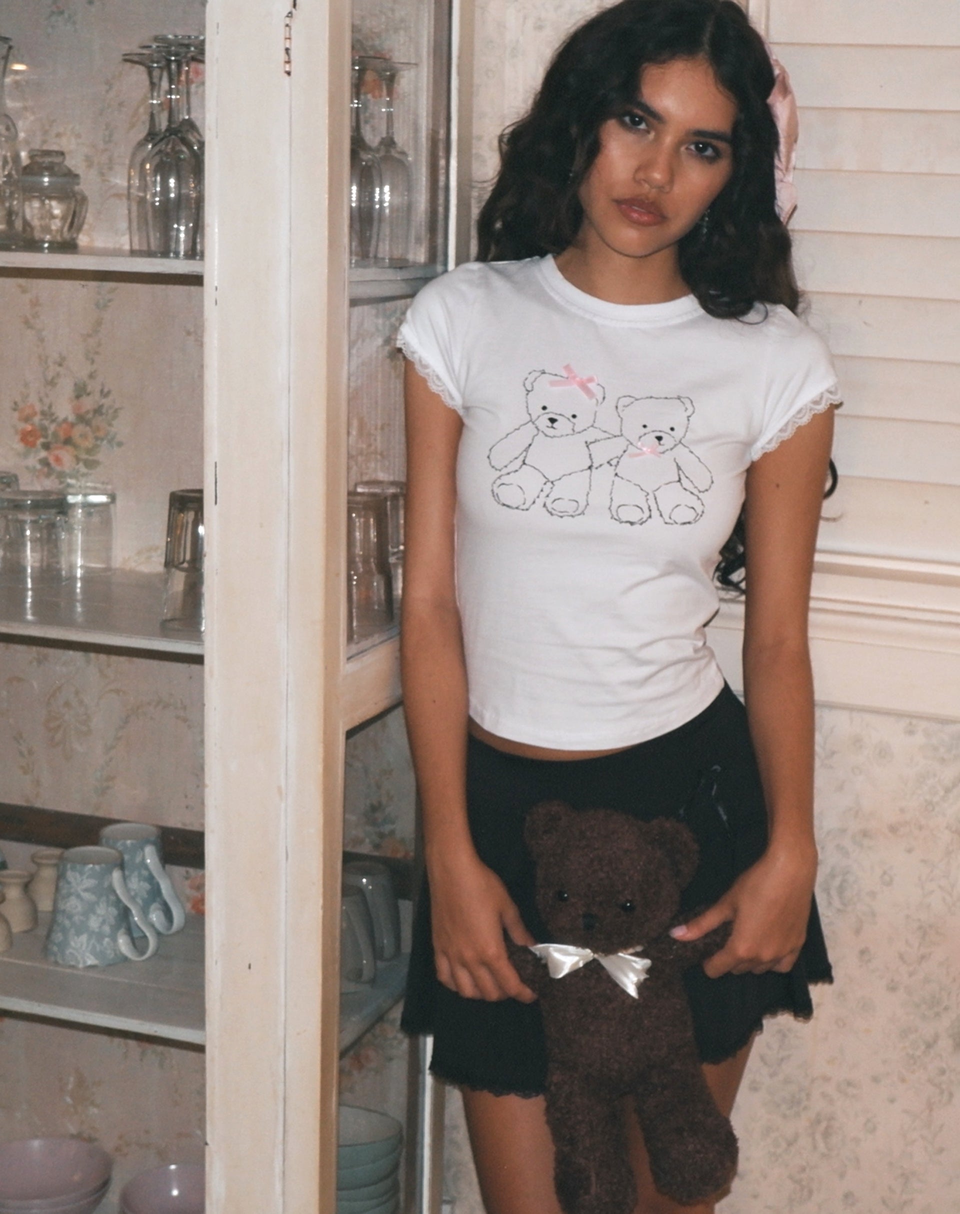 Immagine della t-shirt Izzy in pizzo bianco con motivo orsetto