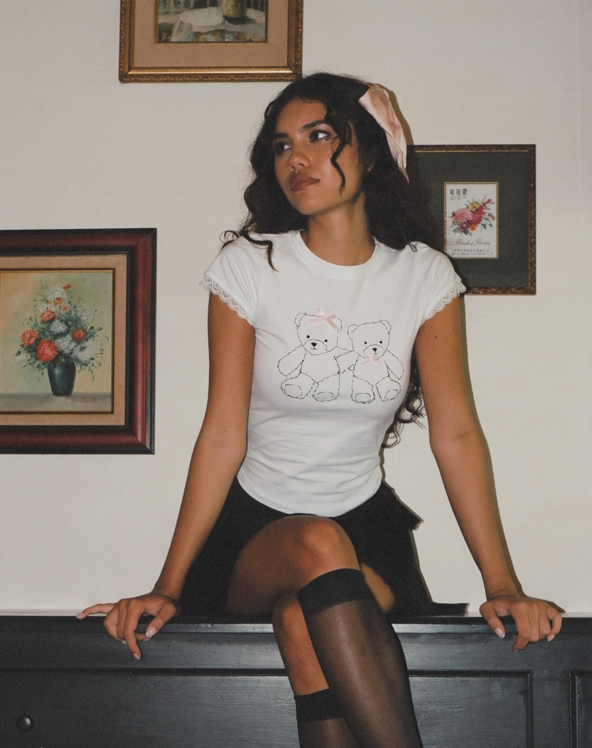 Immagine della t-shirt Izzy in pizzo bianco con motivo orsetto