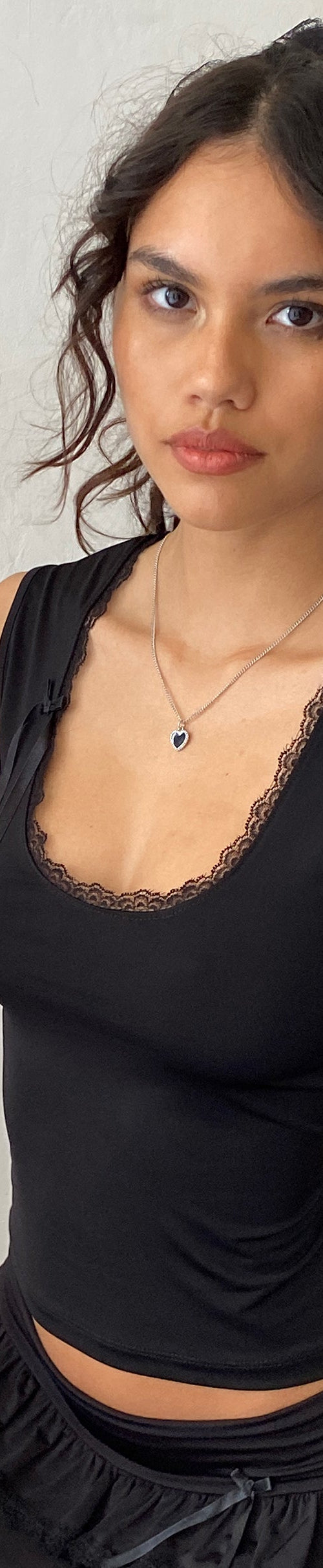 Immagine di Carys Canottiera in pizzo nero con bordo in pizzo