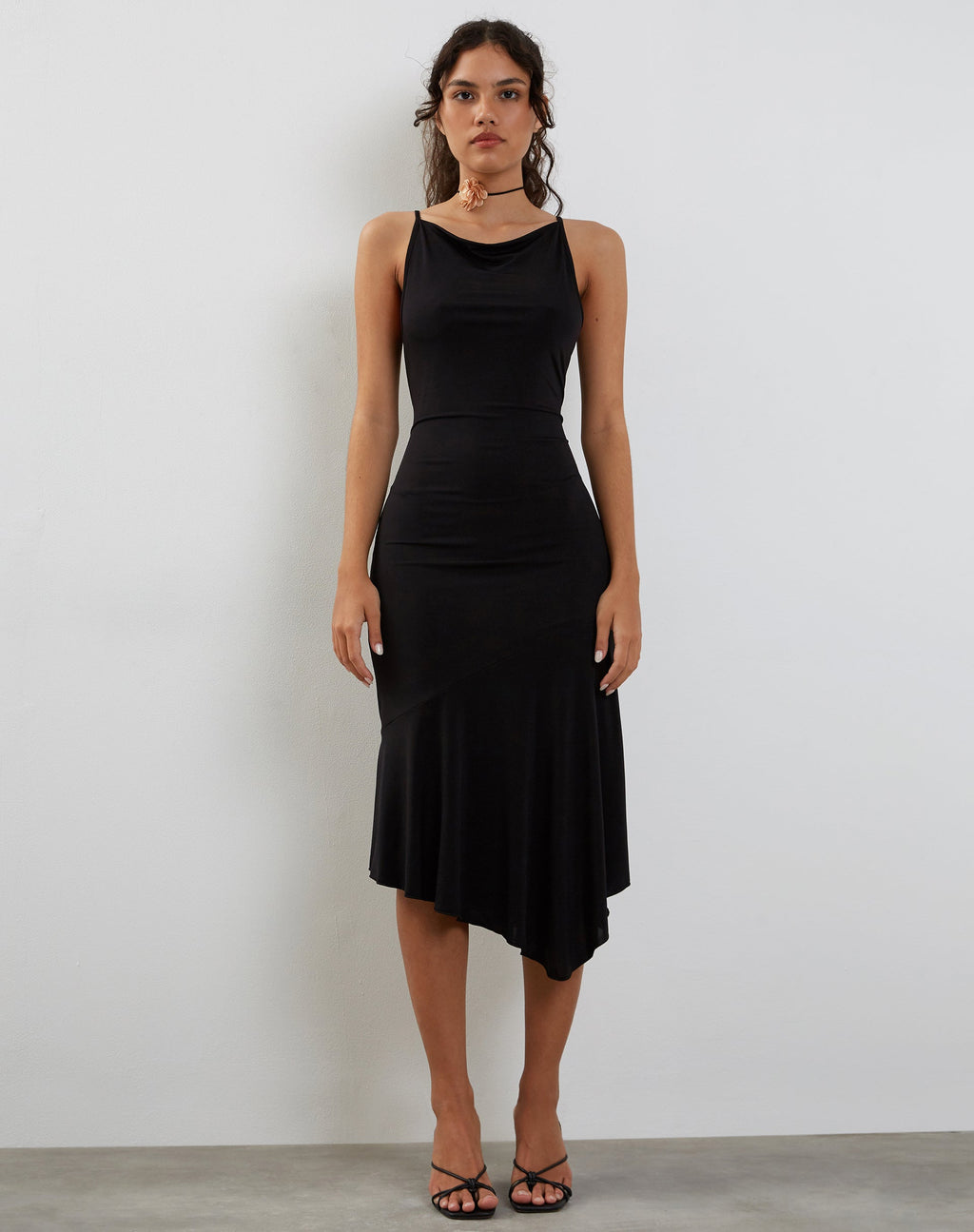 Adina - Vestito midi con orlo asimmetrico in nero lucido
