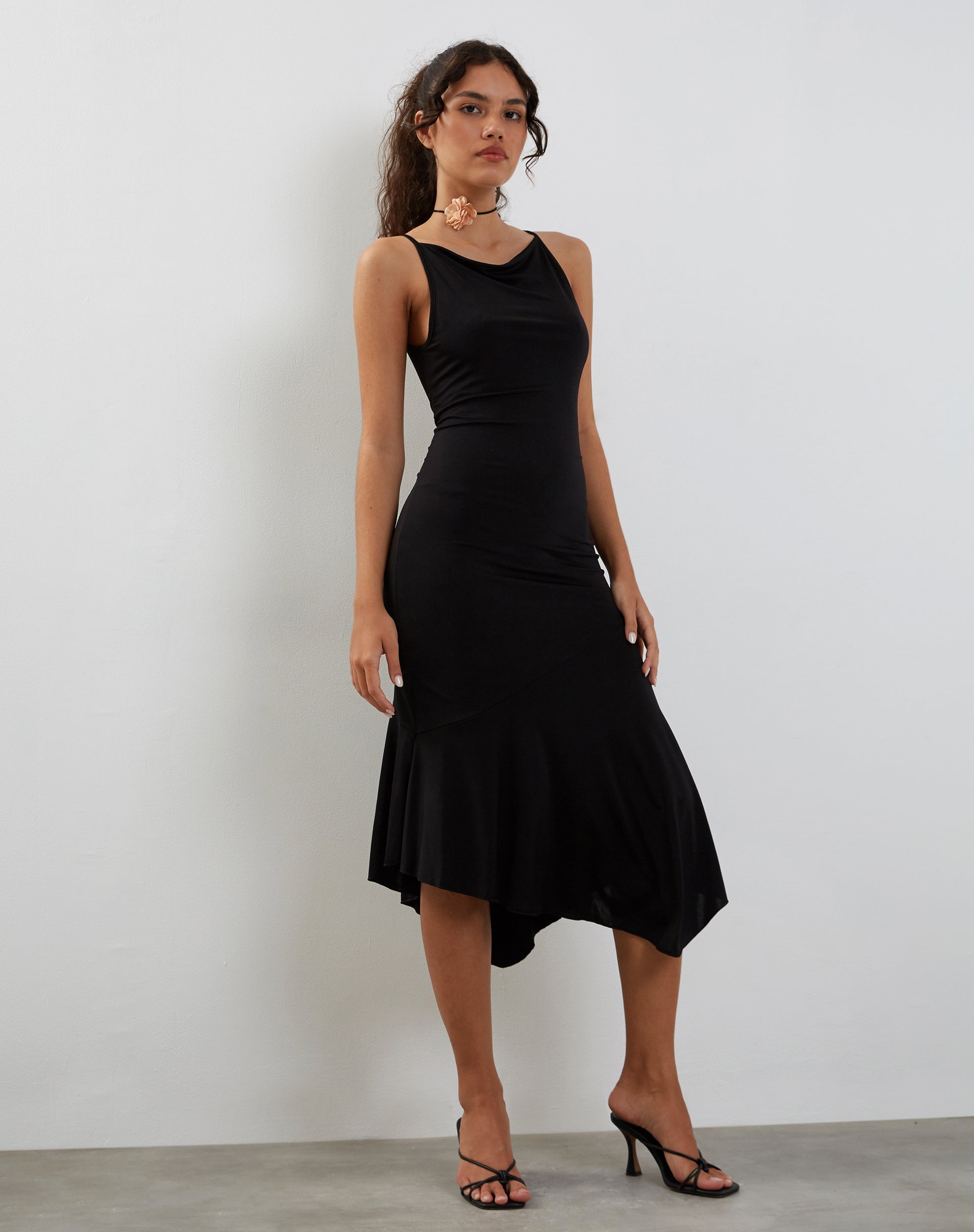 Immagine di Adina - Vestito midi con orlo asimmetrico in nero lucido