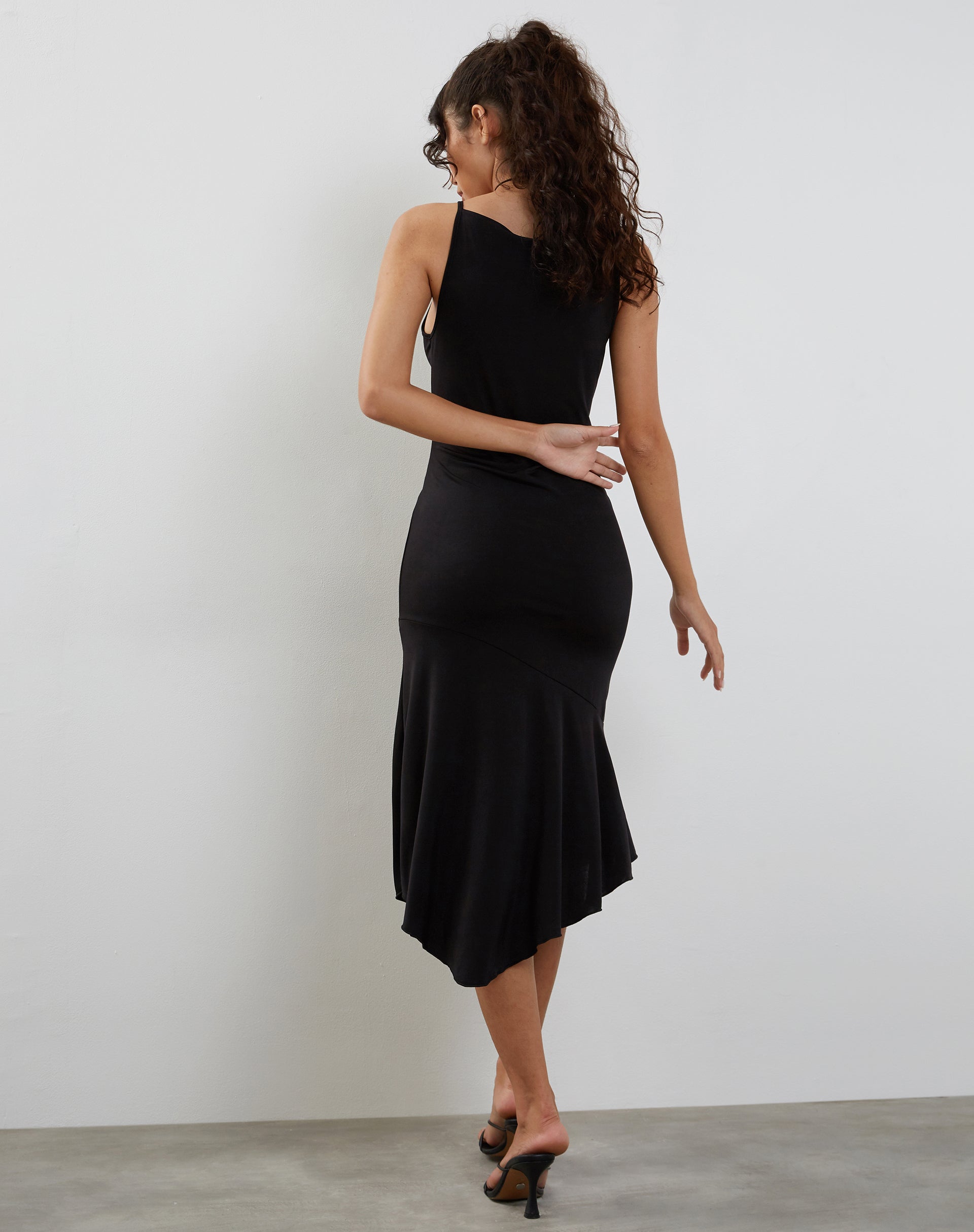 Immagine di Adina - Vestito midi con orlo asimmetrico in nero lucido