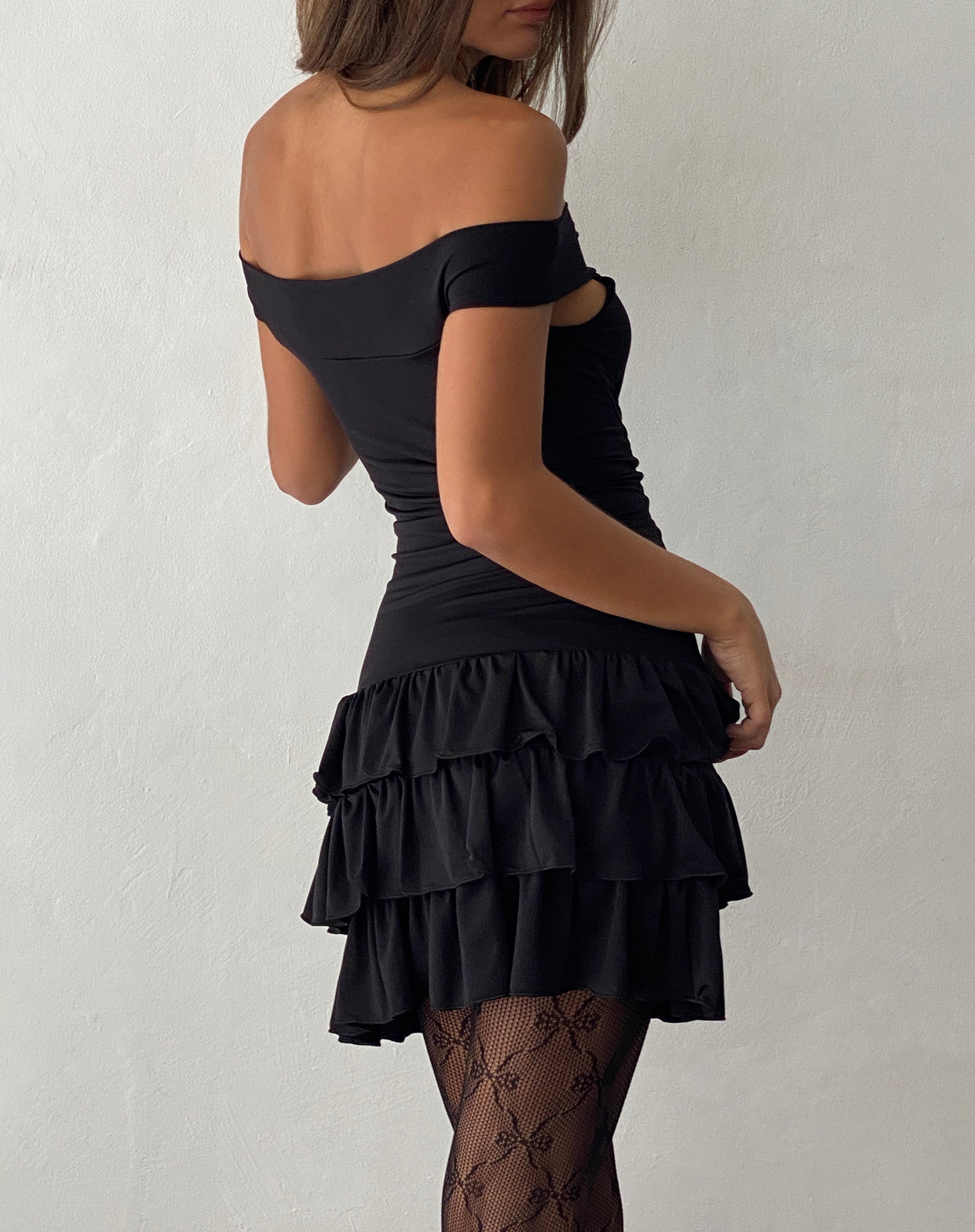 immagine di Aella Bardot Ruffle Dress in nero