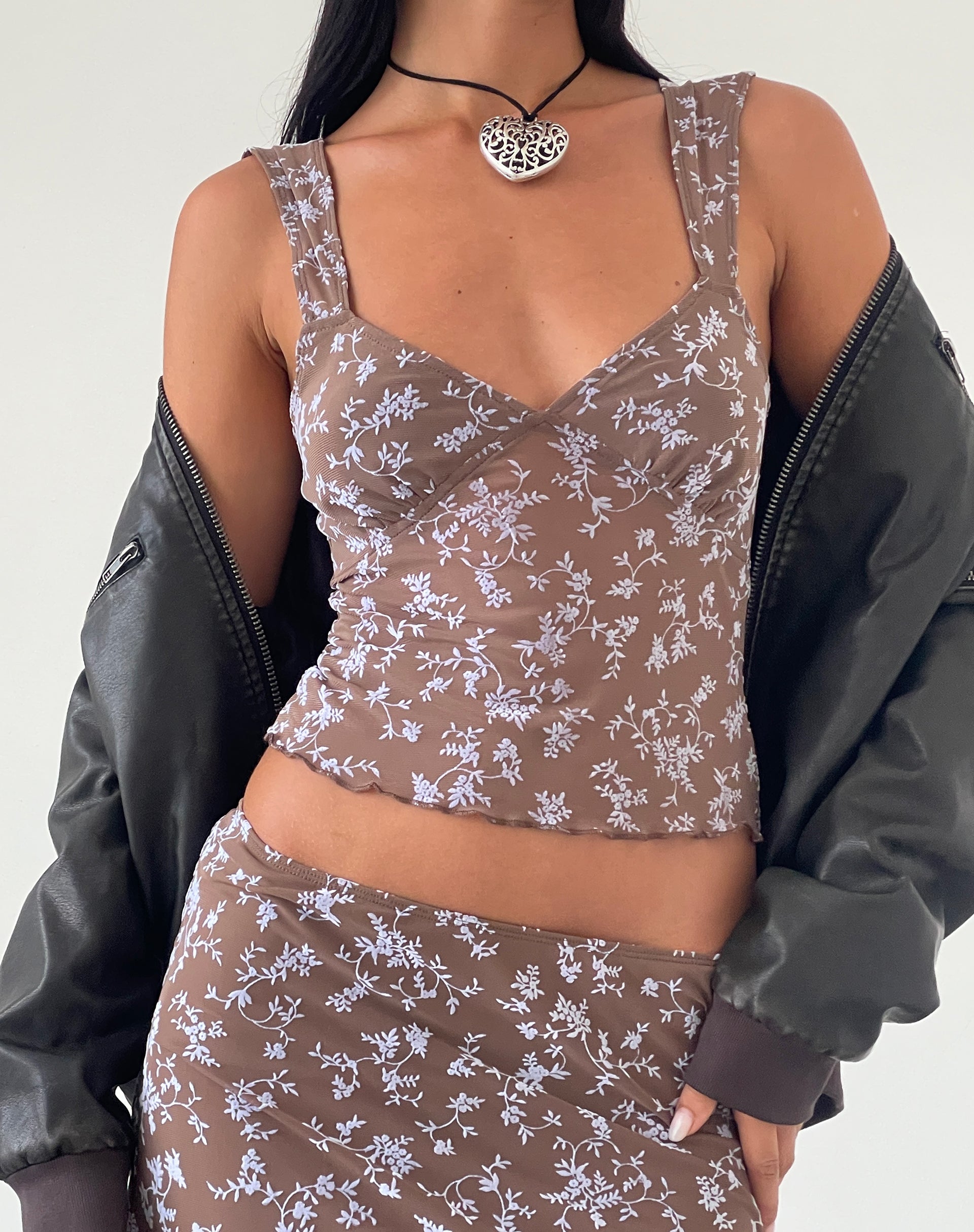 Immagine di Aerin Top a rete con manica a cappuccio in flock botanico Dark Taupe