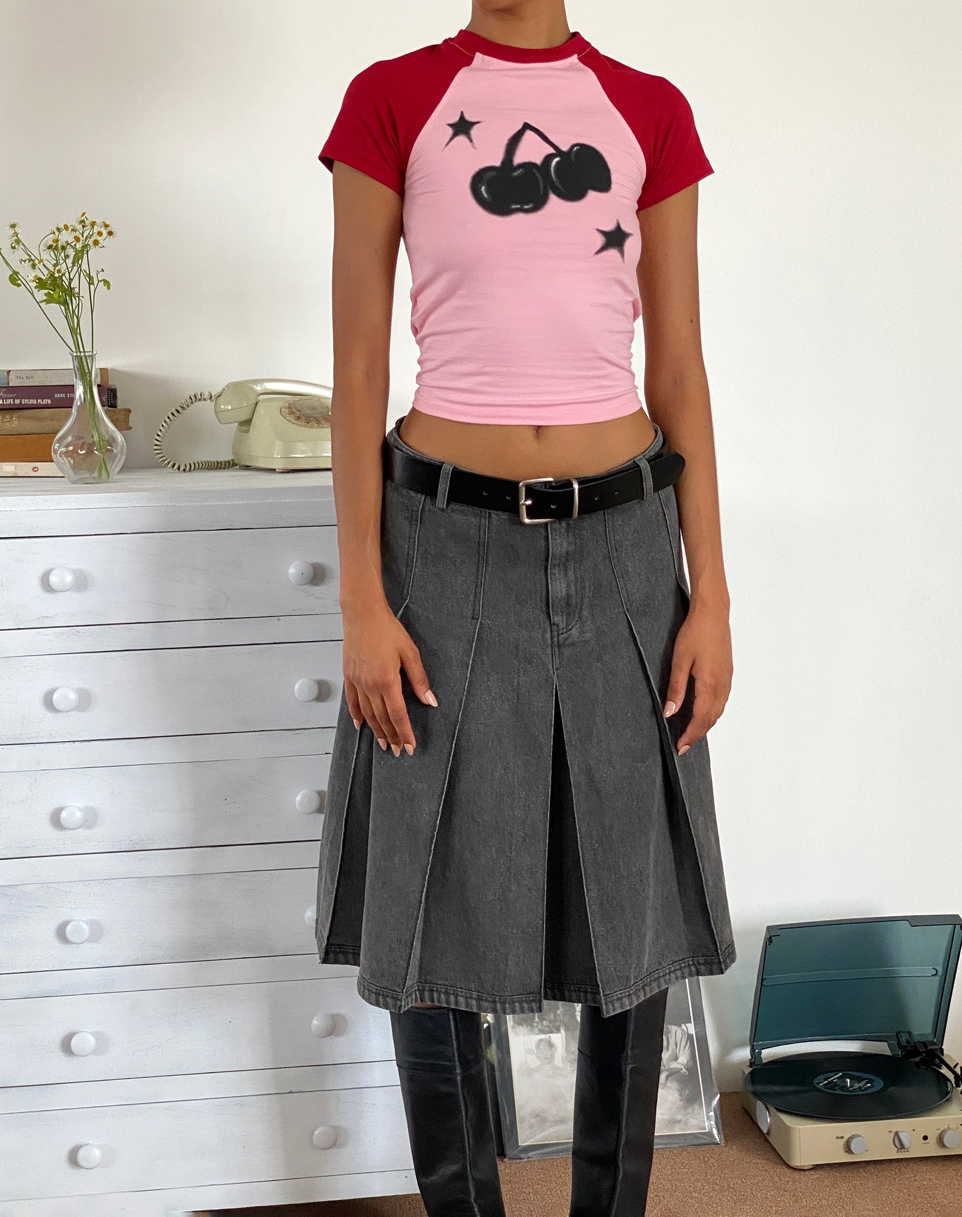 Immagine di Agneta Baby Tee in rosa balletto con stampa ciliegie rosse