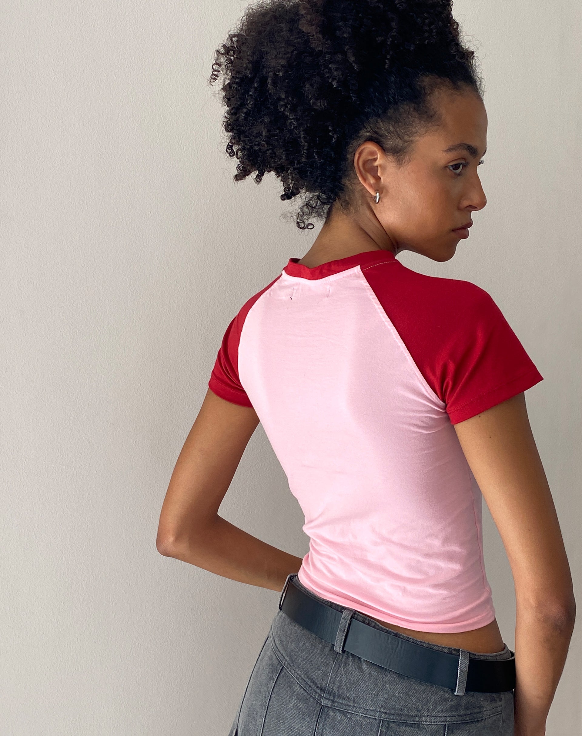 Immagine di Agneta Baby Tee in rosa balletto con stampa ciliegie rosse