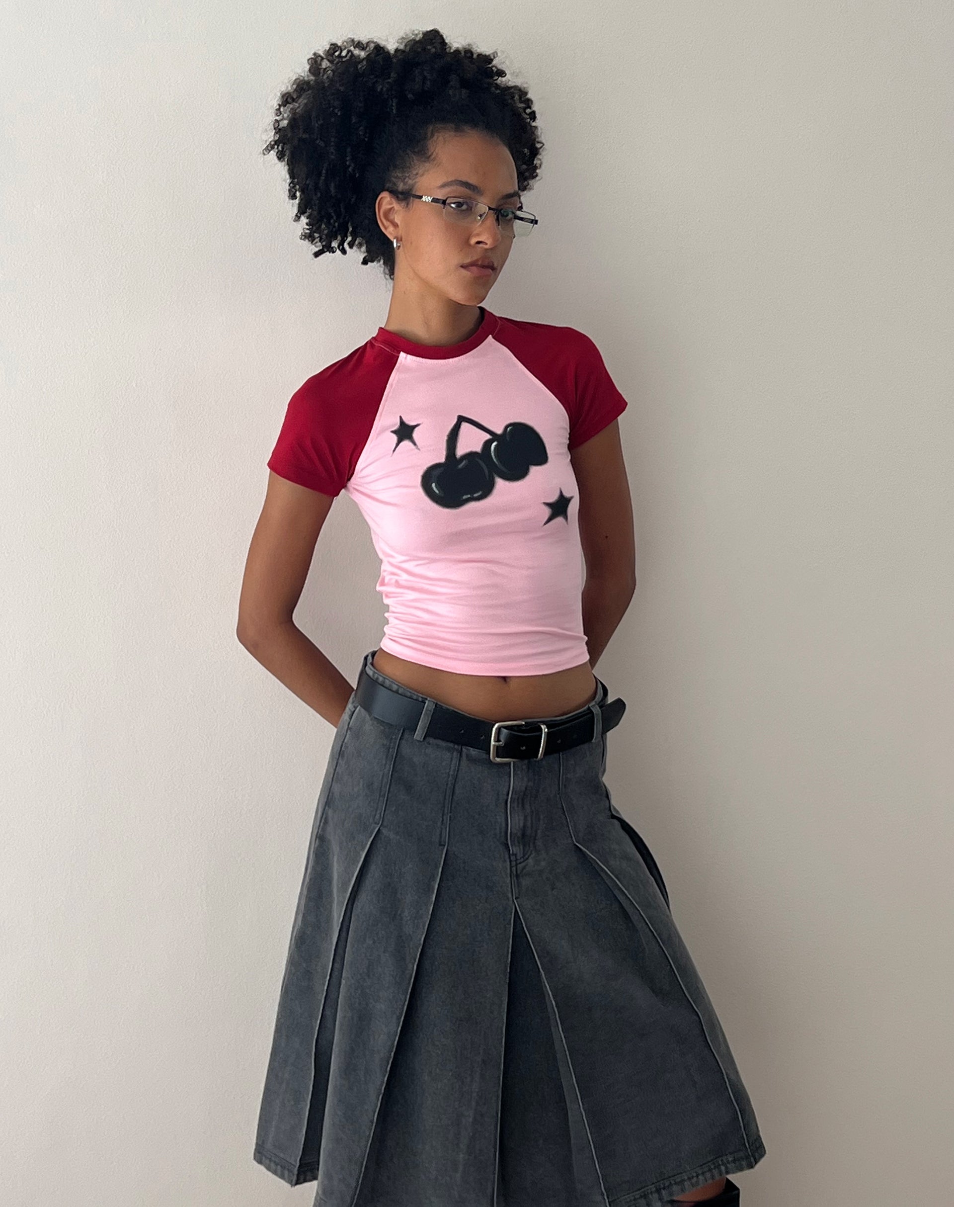 Immagine di Agneta Baby Tee in rosa balletto con stampa ciliegie rosse