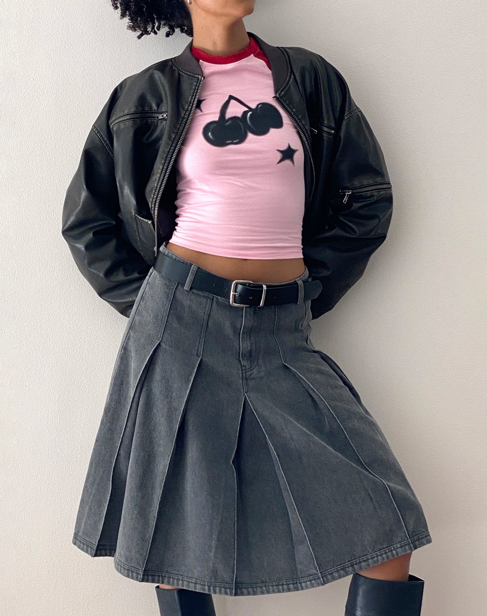 Immagine di Agneta Baby Tee in rosa balletto con stampa ciliegie rosse