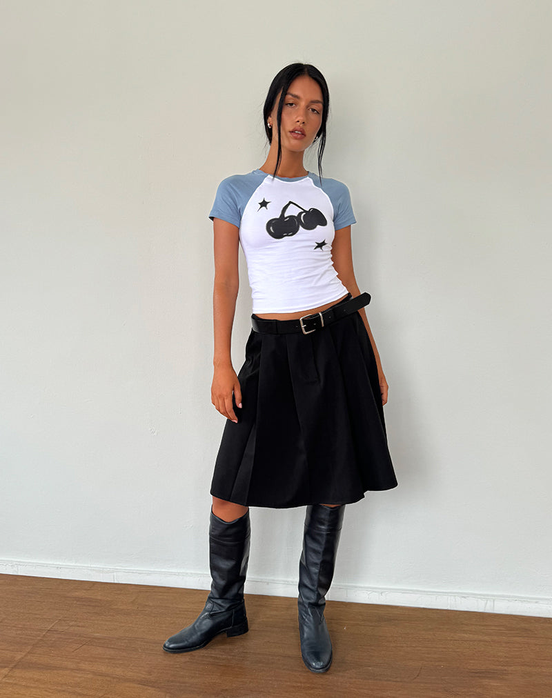 Immagine di Agneta Baby Tee in bianco con stampa Cherry in denim sbiadito